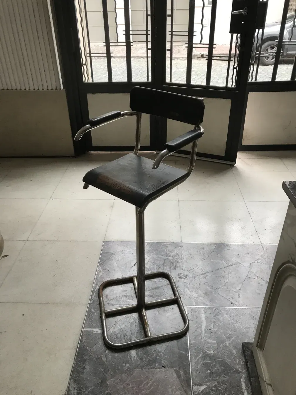 sedia antica Brehuer con design unico in un ambiente minimalista.