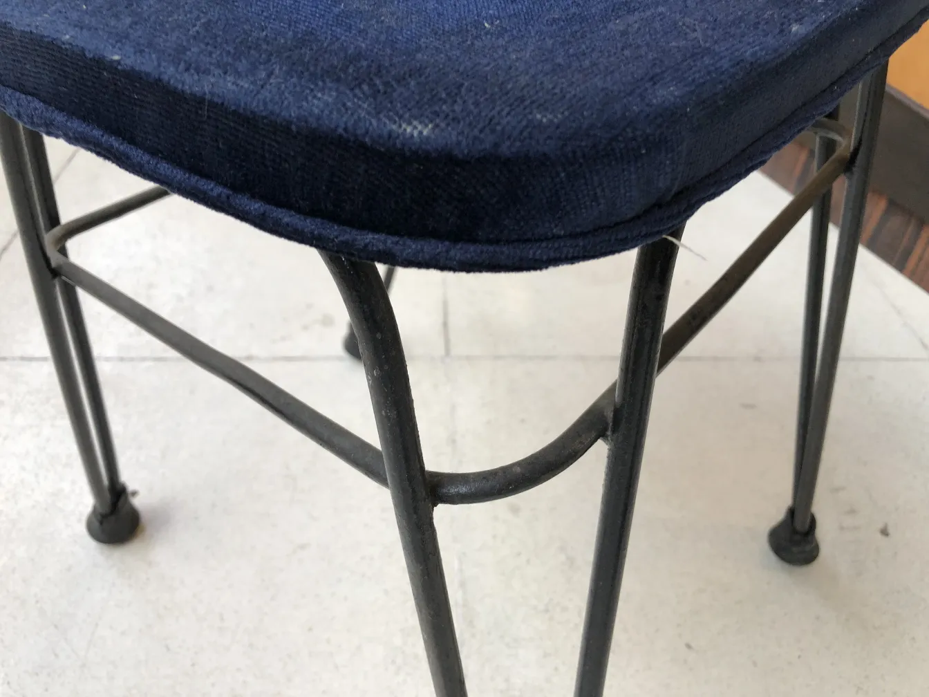 古い椅子、濃い青い背景、シンプルな詳細