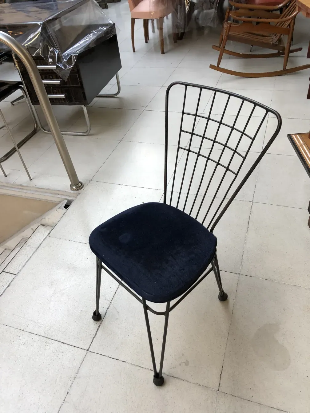 chaise de design ancien avec assise bleue dans un magasin d'antiquités