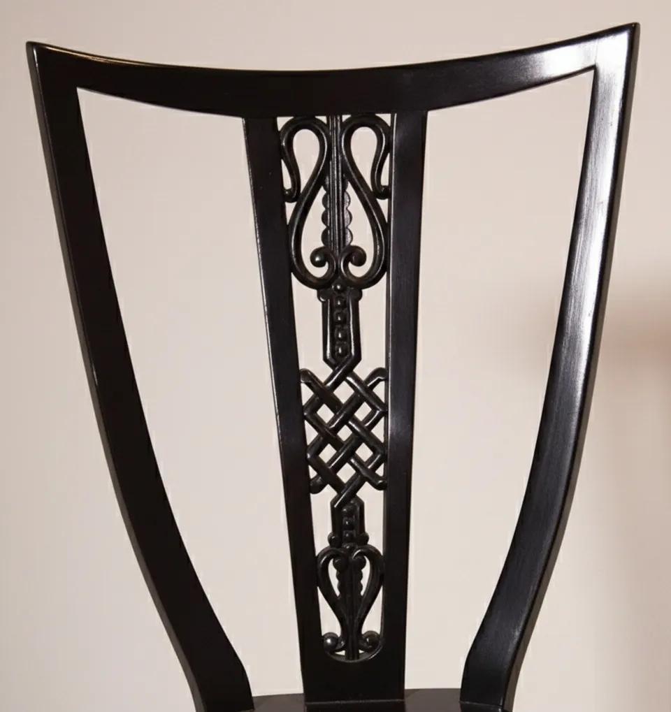 vista posteriore di 6 sedie e 2 poltrone antiche, decorative