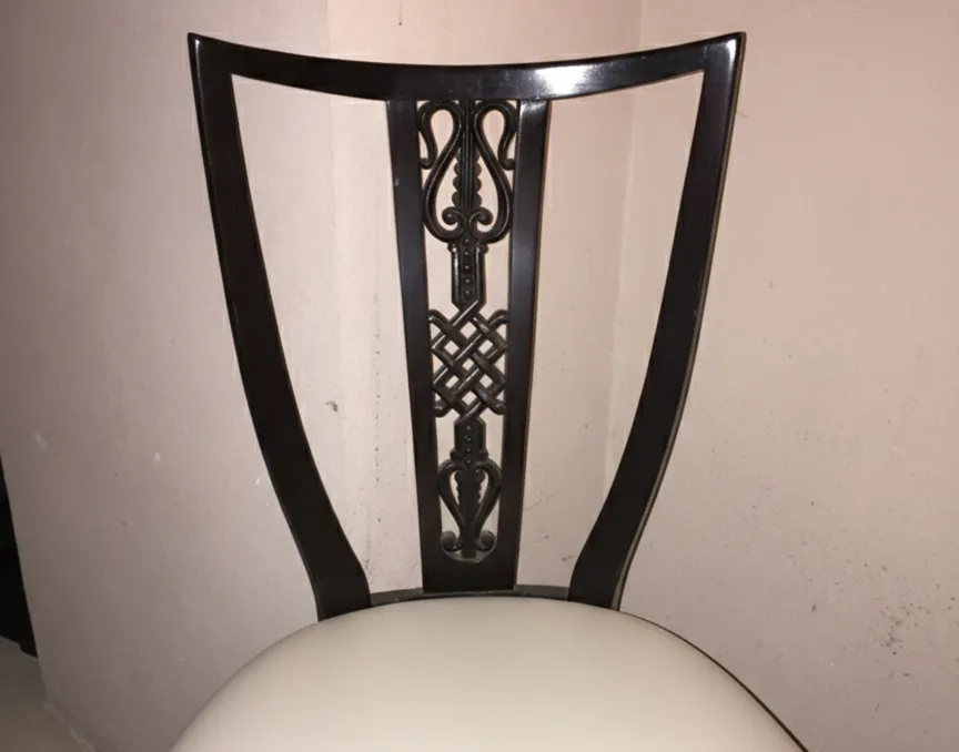 vue détaillée d'une chaise ancienne à restaurer