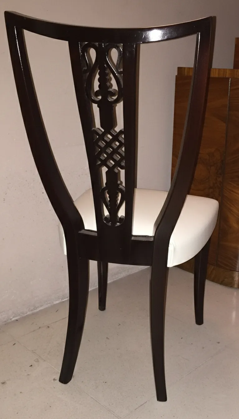 sedie antiche con design dettagliato e poltrone da restaurare negli interni