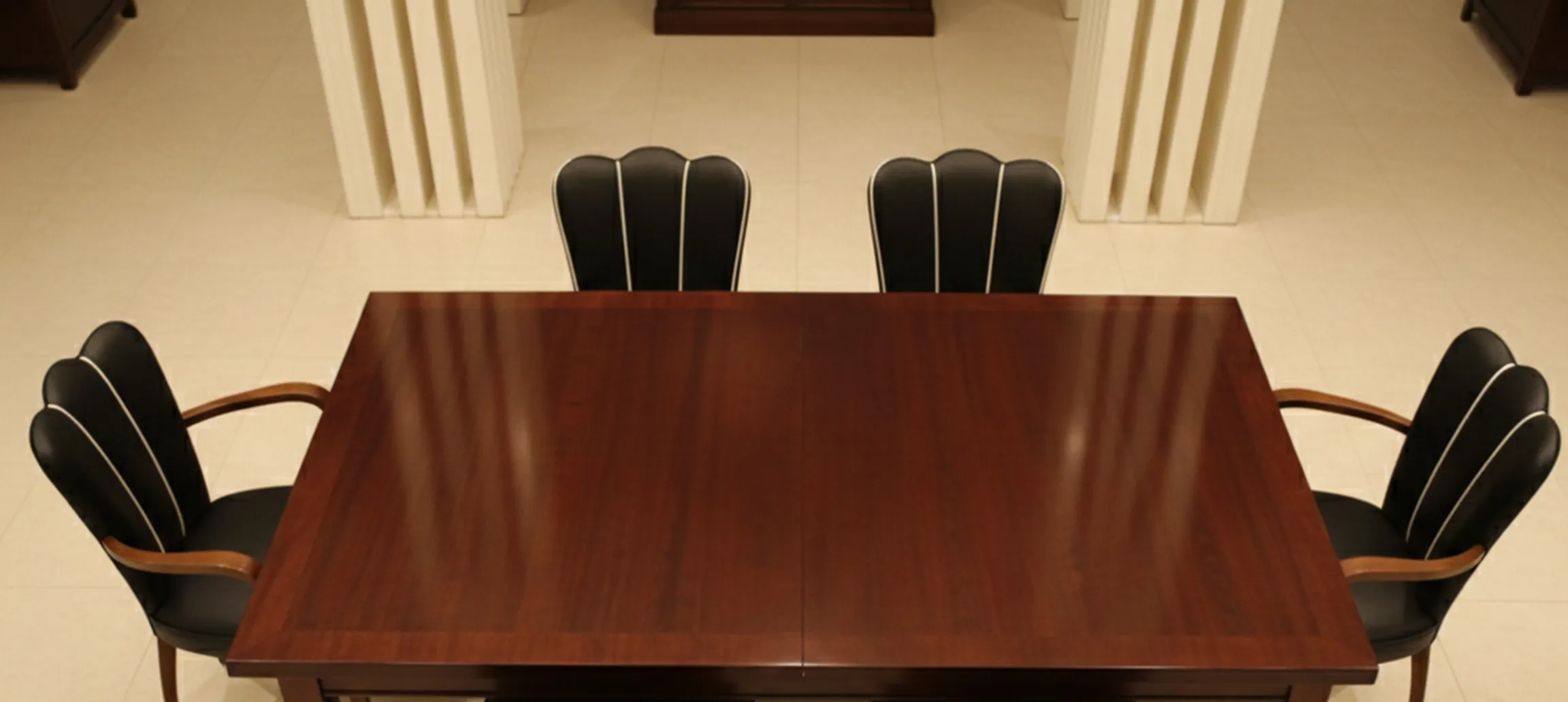 Conjunto de 6 sillas y 2 sillones, antigüedades, en un entorno elegante, ideal para restaurar y adornar espacios.