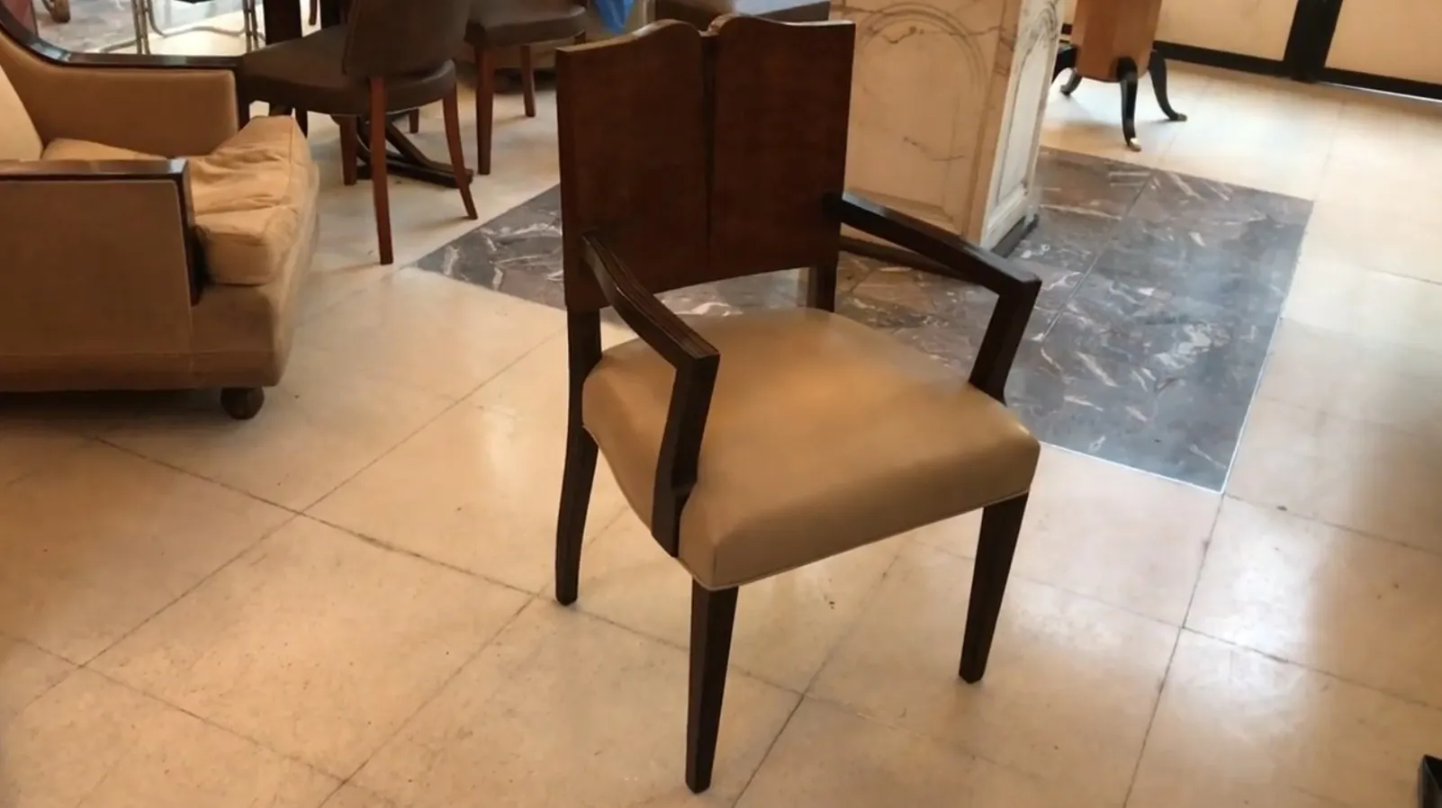 Antik-Sessel mit Armlehnen in einem eleganten Ambiente, Art-Deko-Dekoration