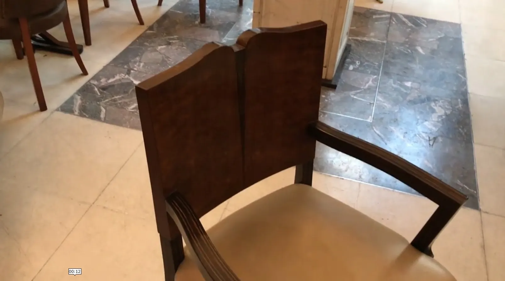 Fauteuil ancien de style Art Deco avec un design élégant et des jambes courbées.