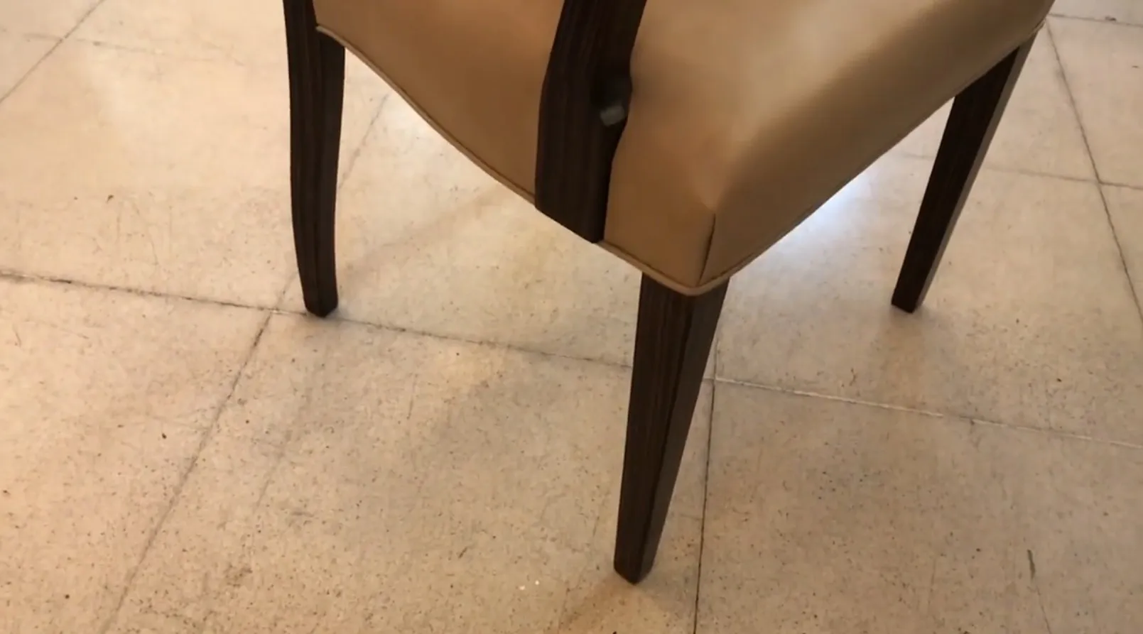 Cadeirão antigo com design elegante Art Deco em um ambiente clássico.