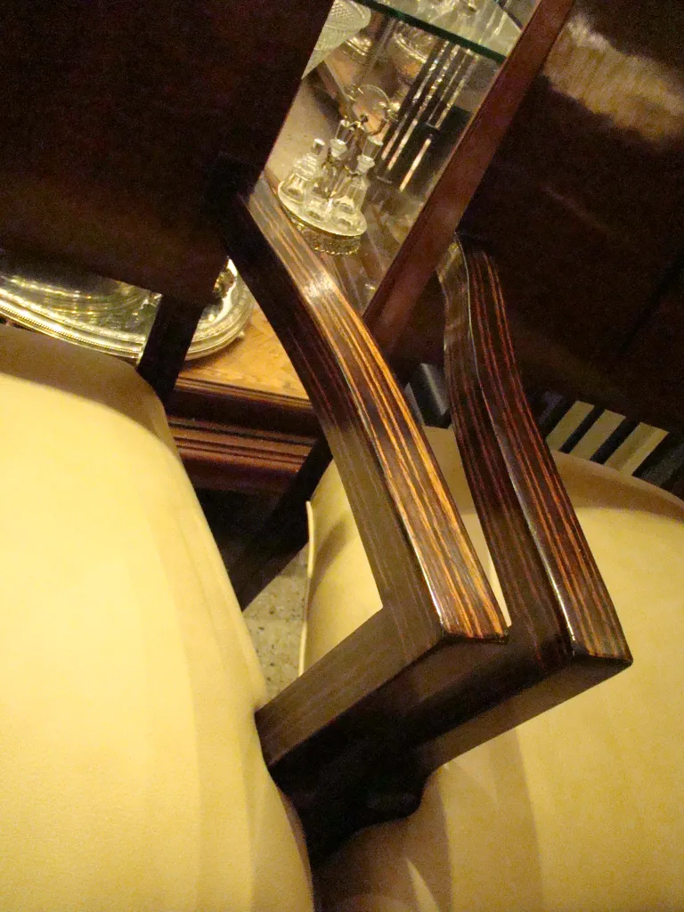 Poltrona antica in stile Art Deco con braccioli curvi