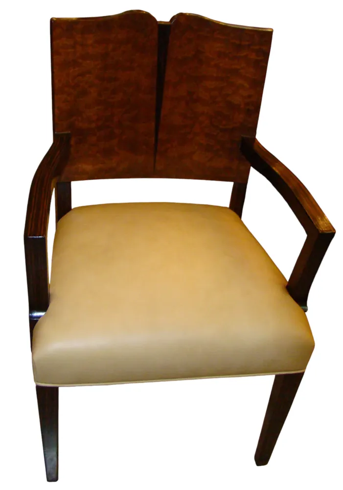 Antikes Art Deco Sessel mit Armen, elegantes Design, helle Farbe