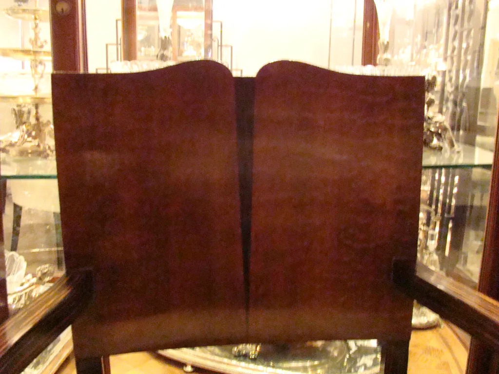 Sillón antiguo de estilo Art Deco, elegante y clásico.