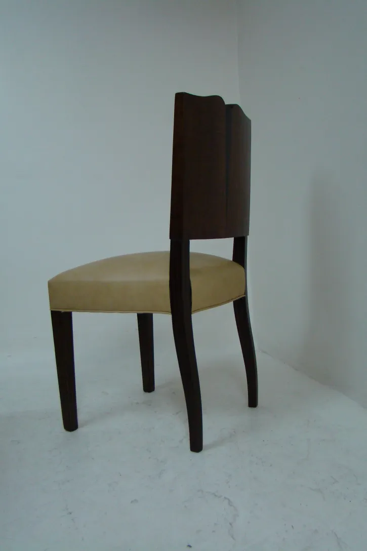 Quatro cadeiras antigas com design elegante na sala