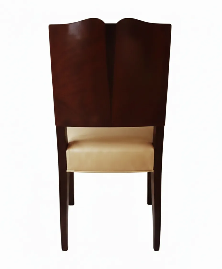 Vier antike Stühle mit einem eleganten, schlichten Design