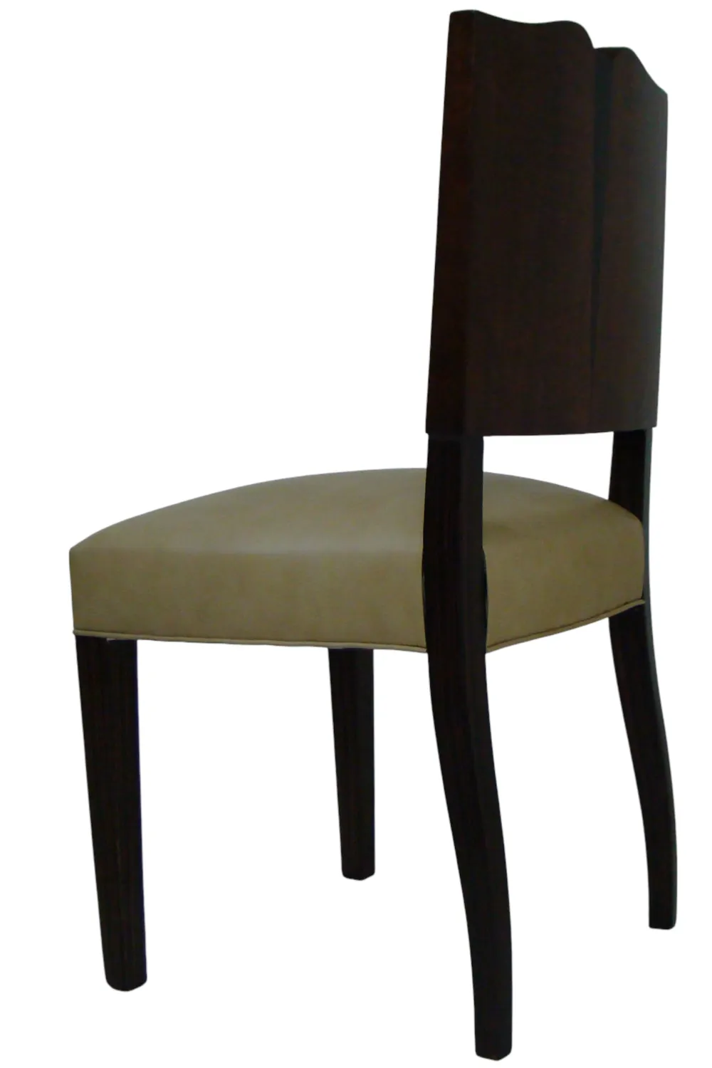 vier antike Stühle mit geraden Rücken in neutralem Umfeld