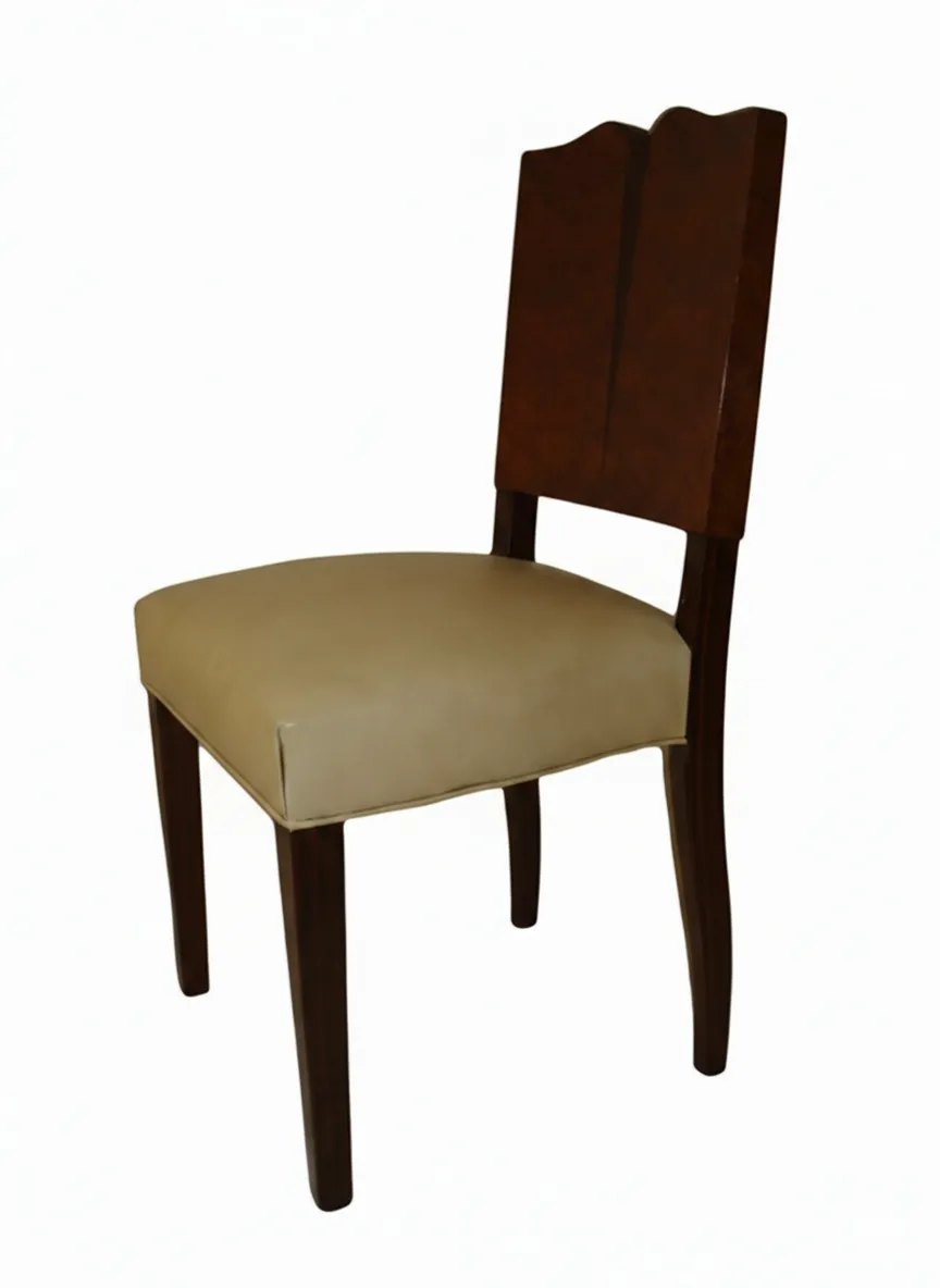 Cuatro sillas antiguas de diseño minimalista, en un fondo blanco.