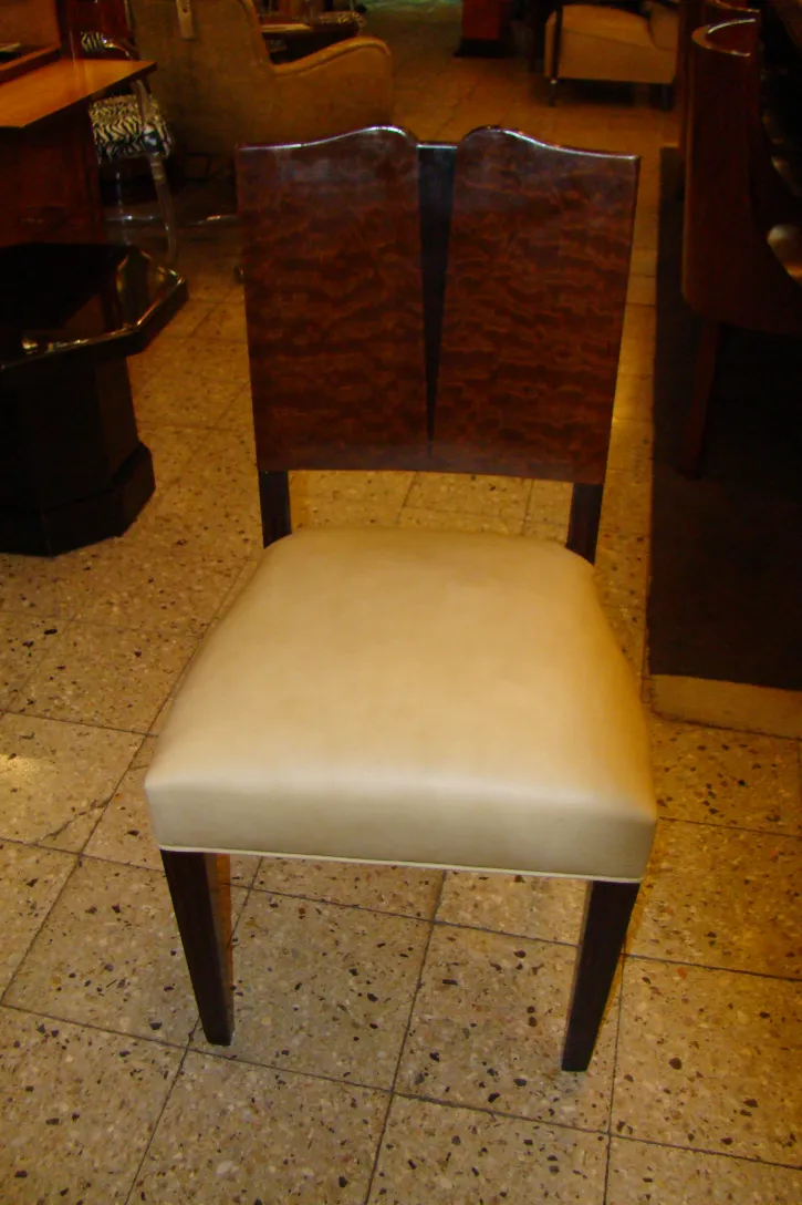 4 sillas antiguas con un diseño distinto en la parte posterior y asiento cómodo en un entorno acogedor