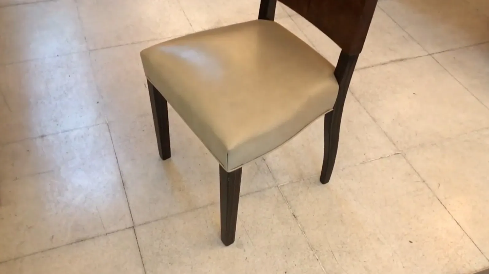 cuatro sillas antiguas con diseño clásico y ambiente sereno