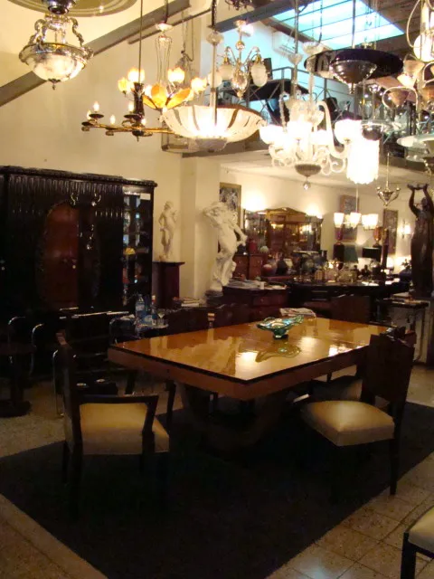 Quatro cadeiras antigas em um ambiente clássico com decoração elegante