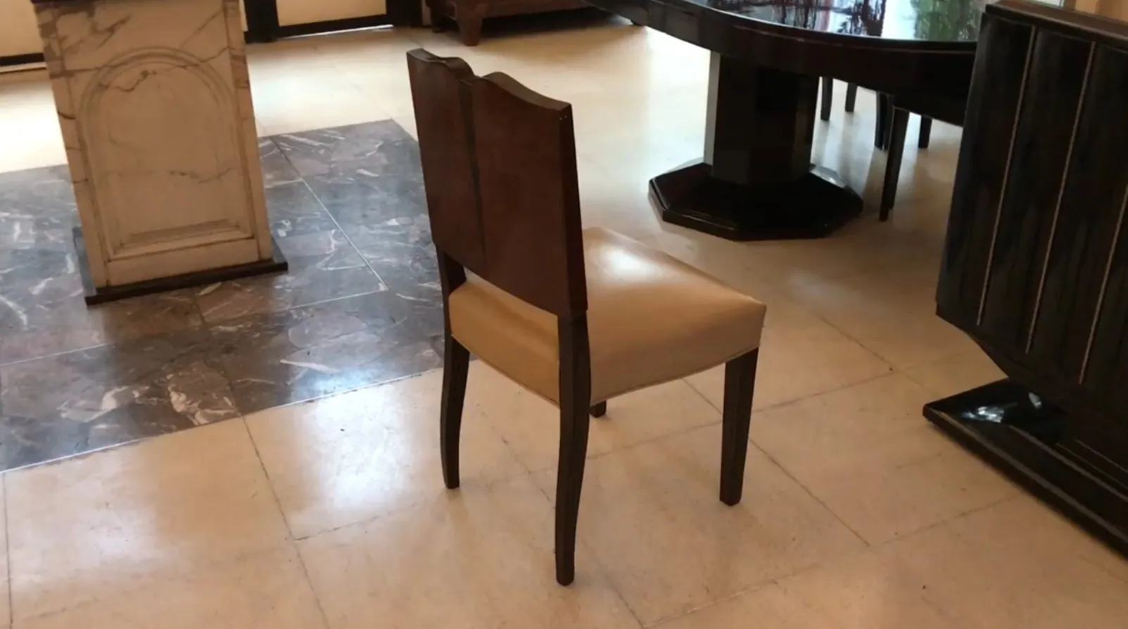 Cuatro sillas antiguas de estilo art deco en ambiente elegante.