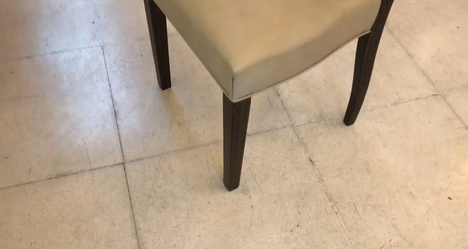 vier antike Stühle mit ansprechendem Design in einer eleganten Umgebung