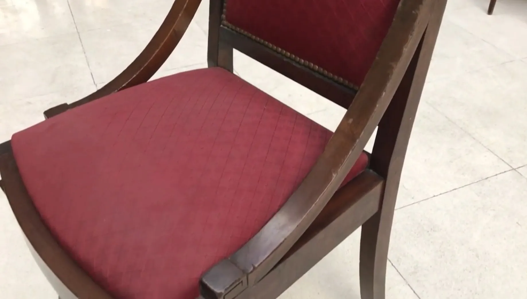 Conjunto de 6 sillas antiguas con asientos rojos para restaurar