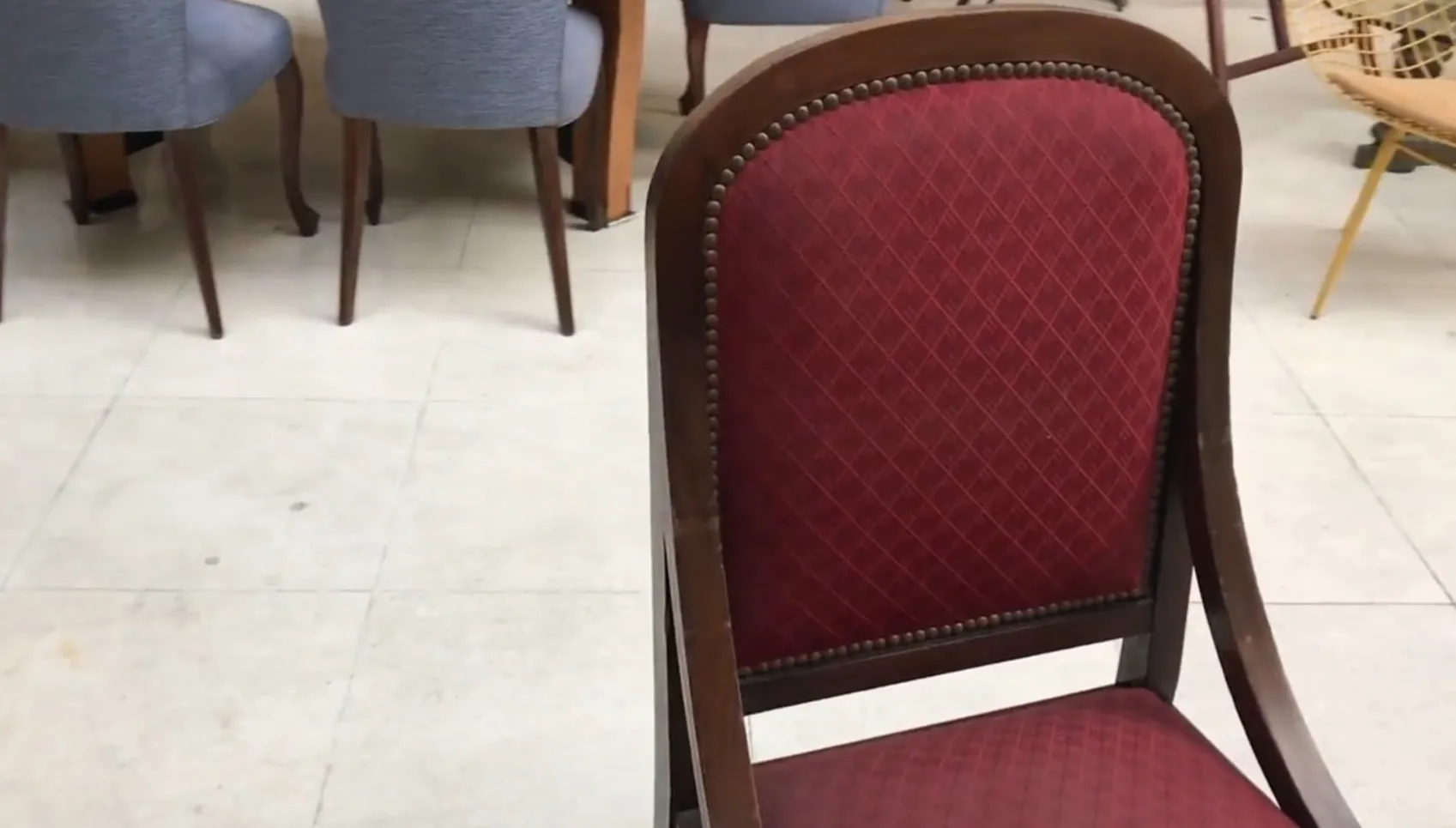 Vue de 6 chaises anciennes, idéales à restaurer dans un cadre contemporain.