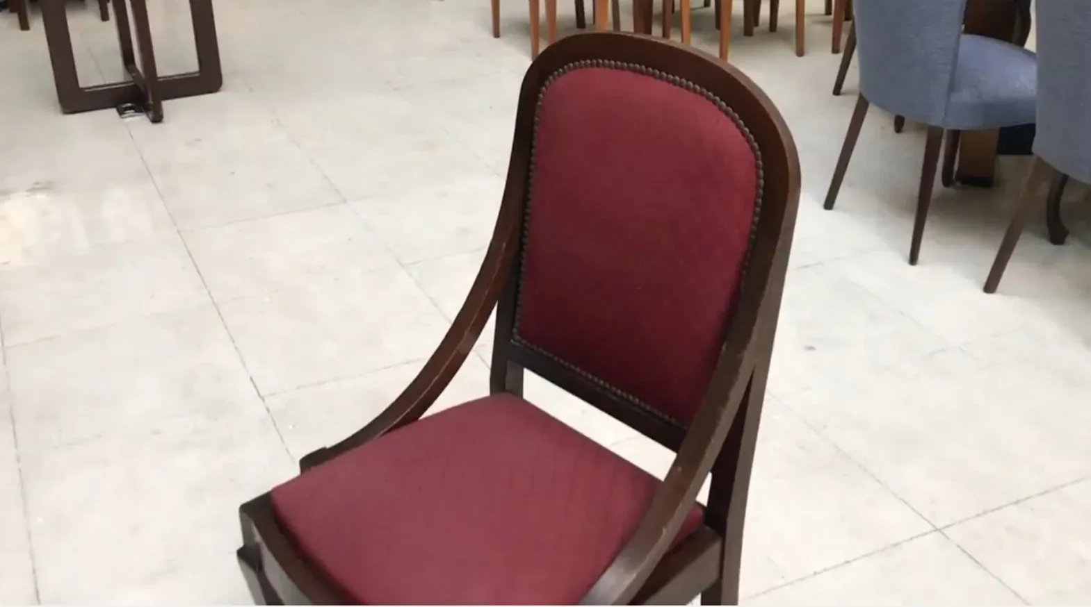 Vista de 6 sillas antiguas en entorno luminoso, ideal para restaurar