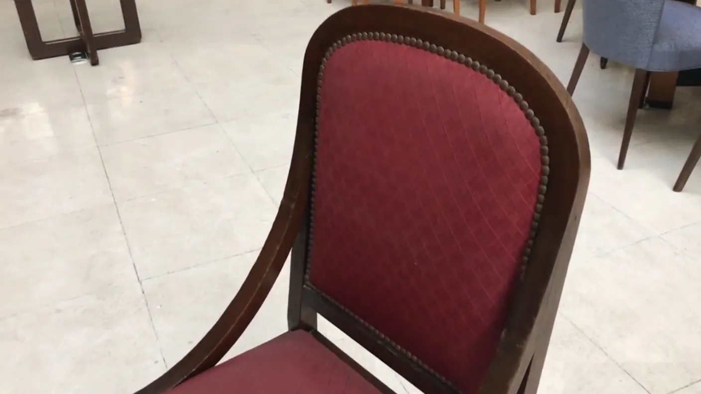 Ensemble de 6 chaises anciennes, rembourrage rouge et design classique, idéales à restaurer.