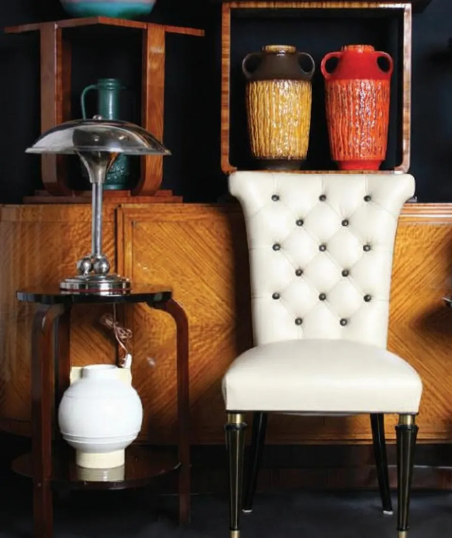 6 sedie antiche in un ambiente elegante, decorate con bottoni