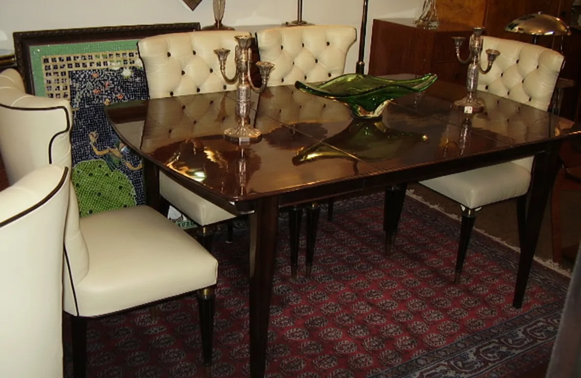 ستة كراسي قديمة (للاستعادة) في بيئة كلاسيكية