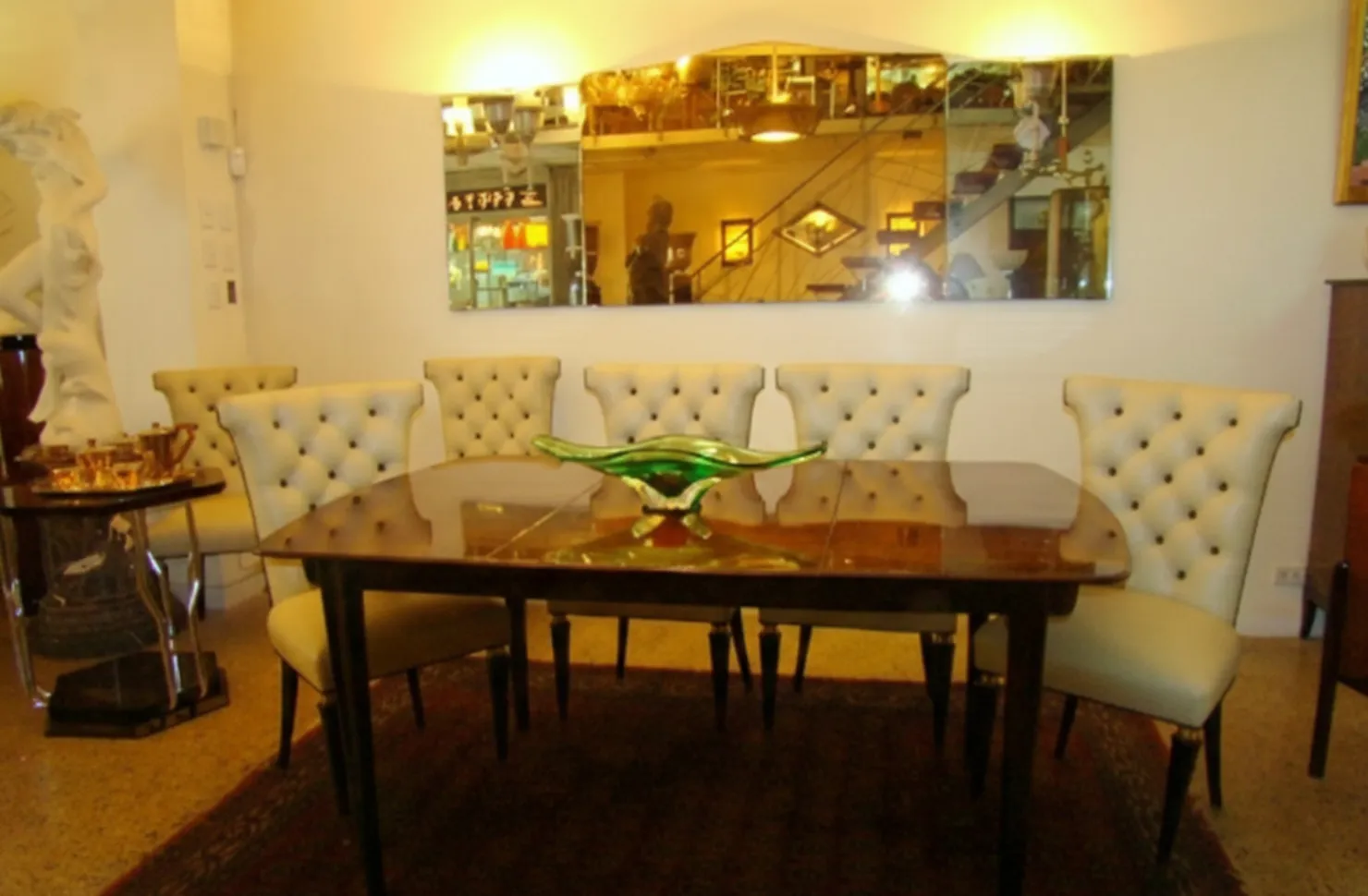 6 cadeiras antigas em um ambiente elegante com decorações