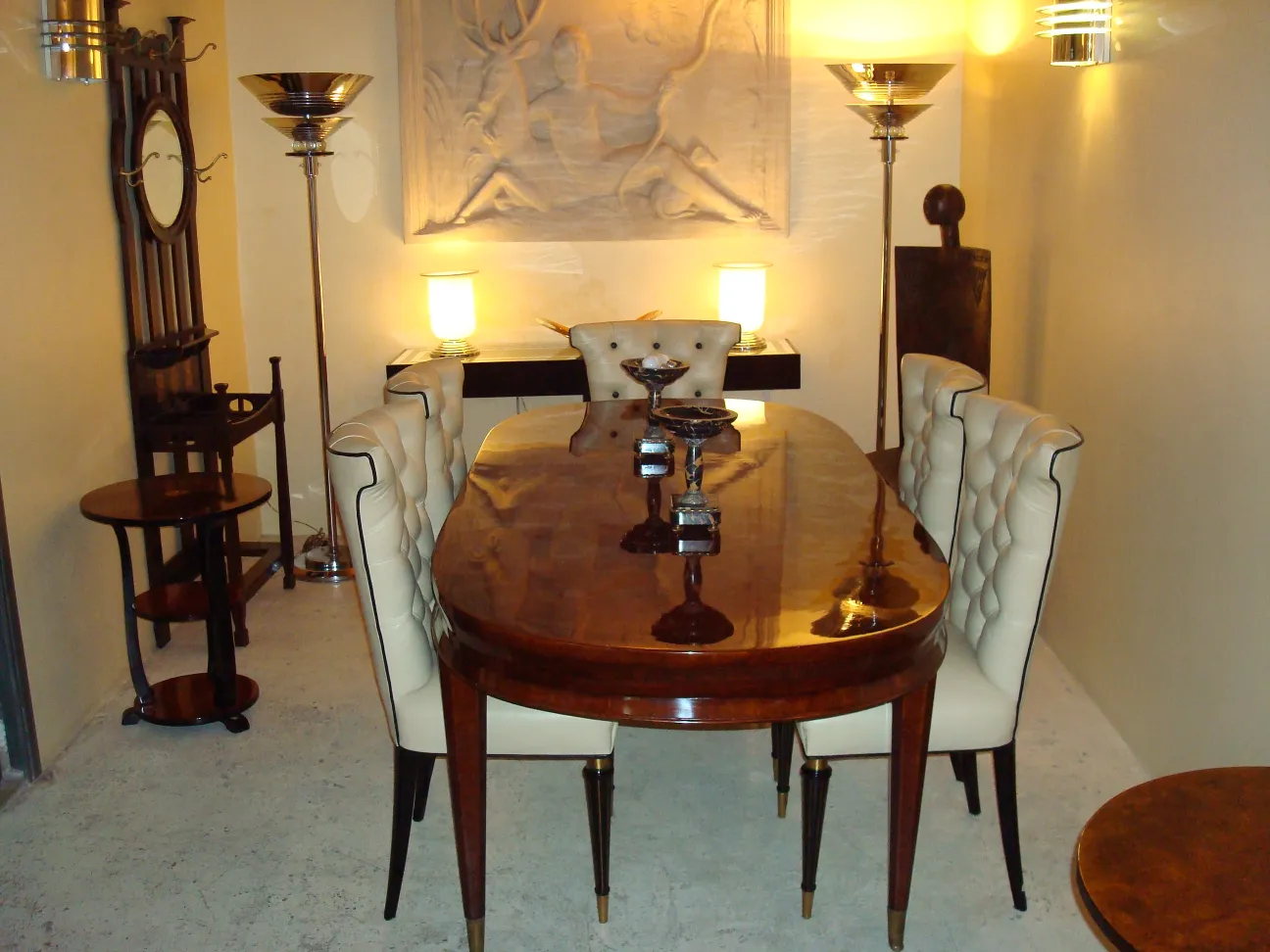 Conjunto de 6 cadeiras antigas prontas para restauração em uma sala de jantar decorada