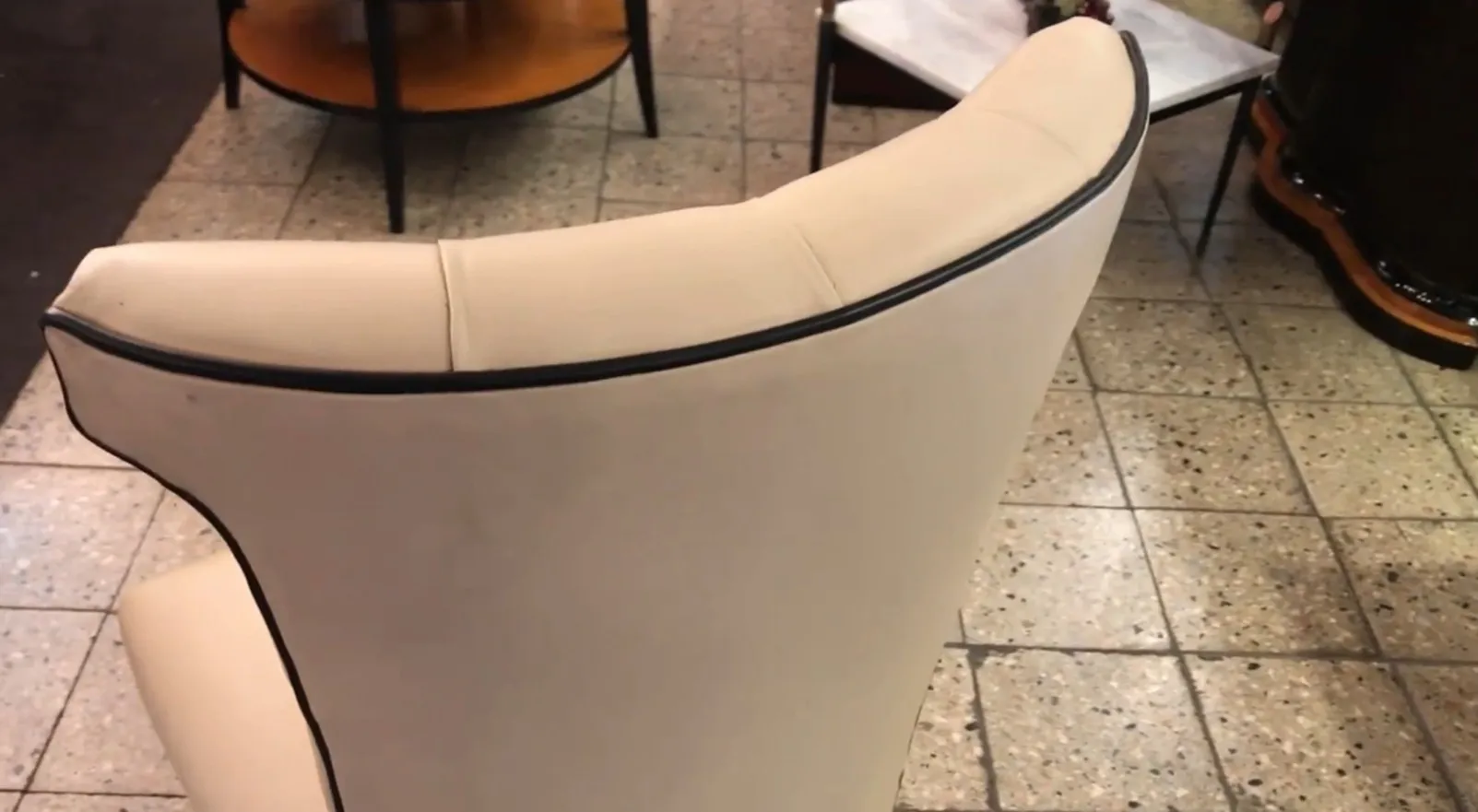 Set di 6 sedie antiche da restaurare, con dettagli eleganti in un ambiente accogliente.