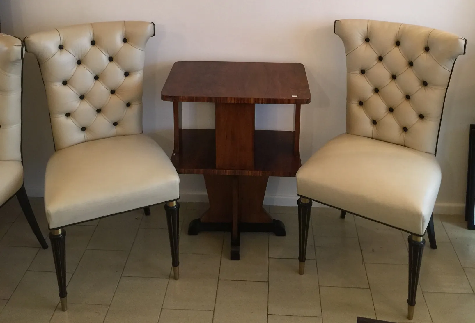 sei sedie antiche con sfondo chiaro e tavoli