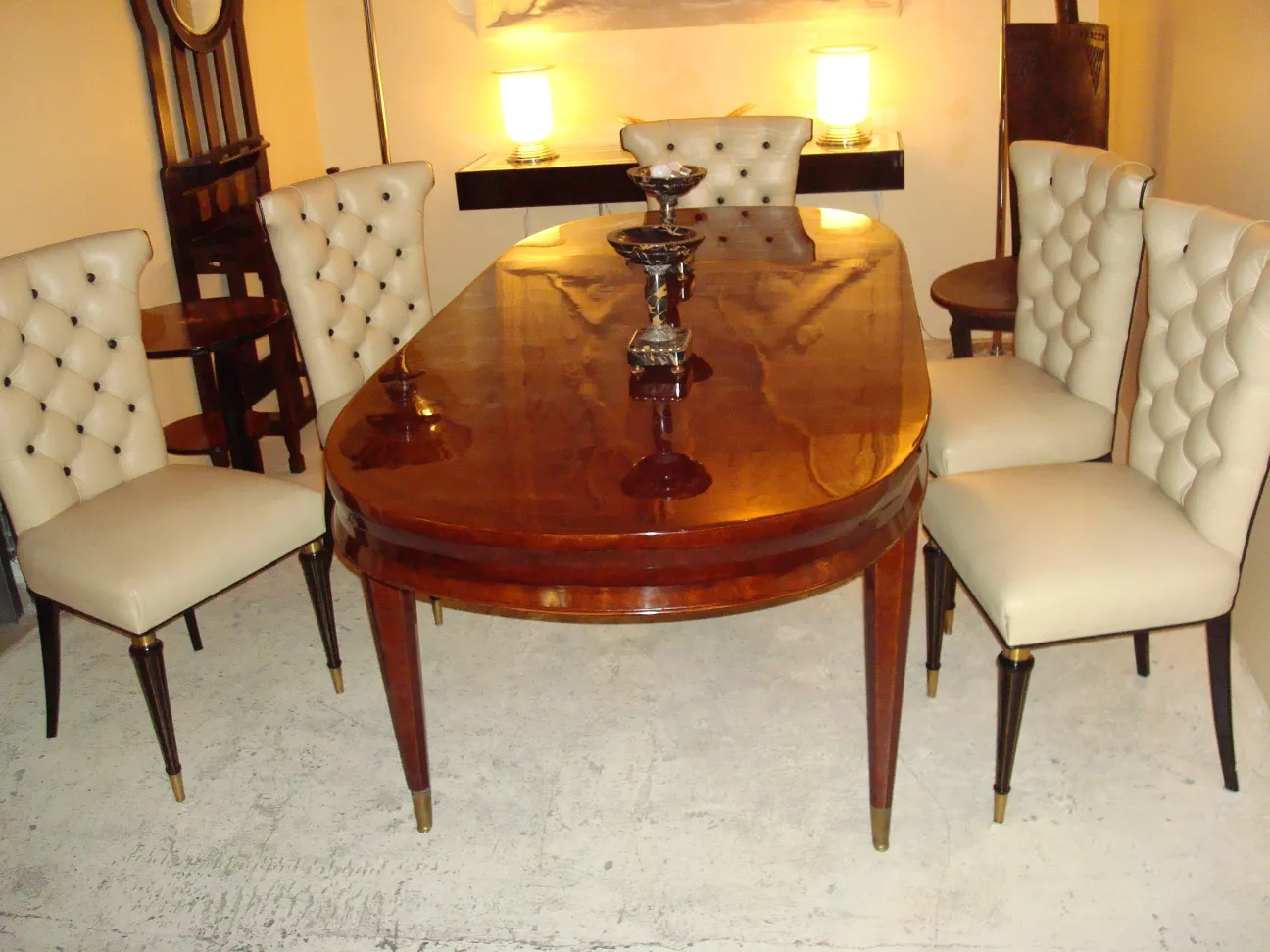 Set di 6 sedie antiche in un ambiente elegante, perfette da restaurare.