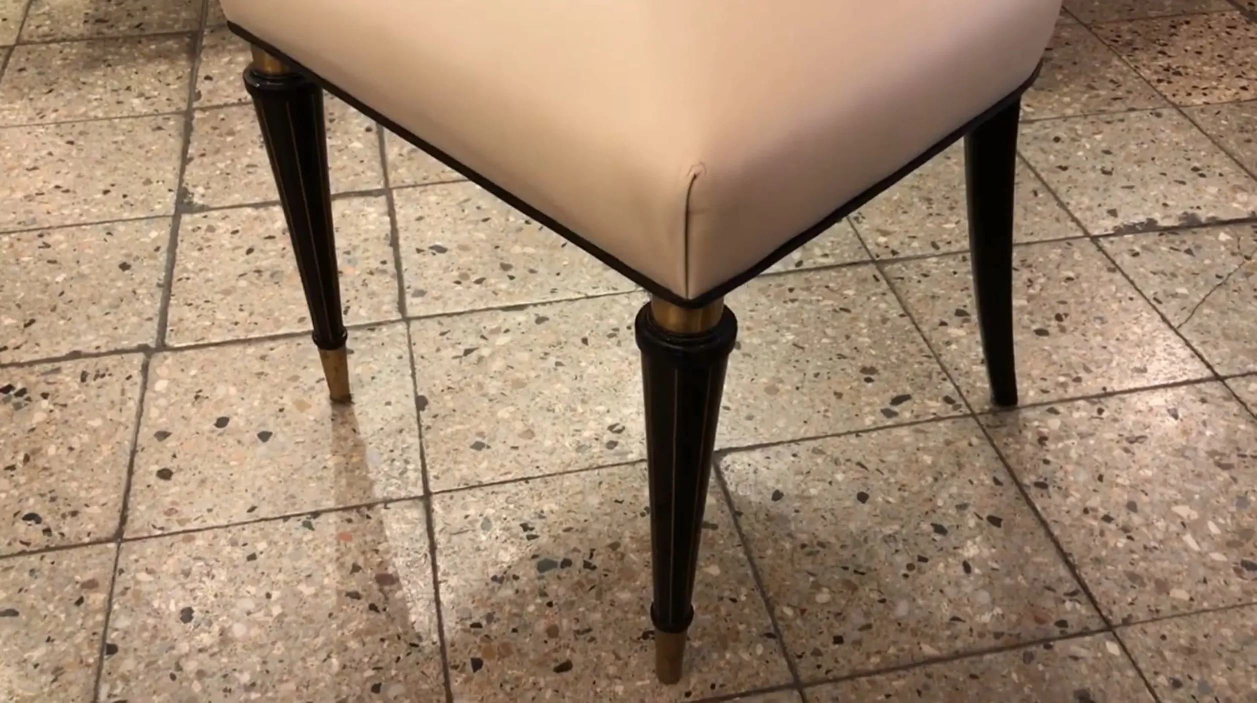 Seis cadeiras antigas com design clássico em ambiente de restauração.