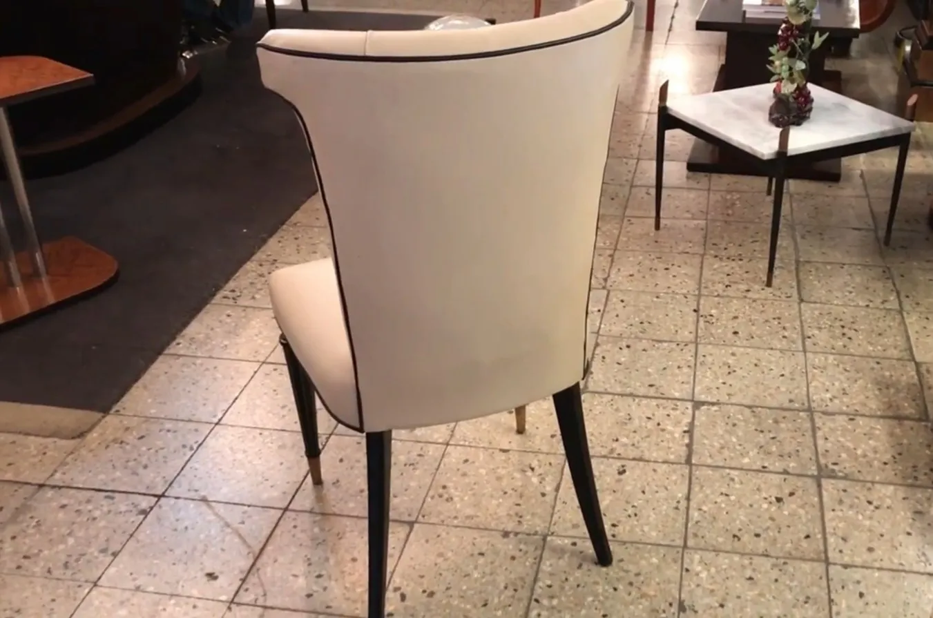 Vista di 6 sedie antiche con design classico da restaurare in un ambiente accogliente