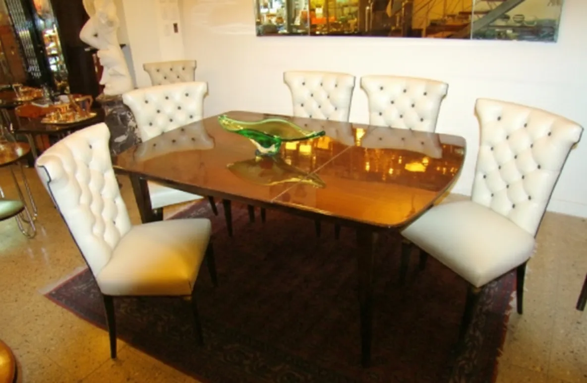 Seis sillas antiguas con diseño clásico, ideales para restaurar, en una habitación elegante.