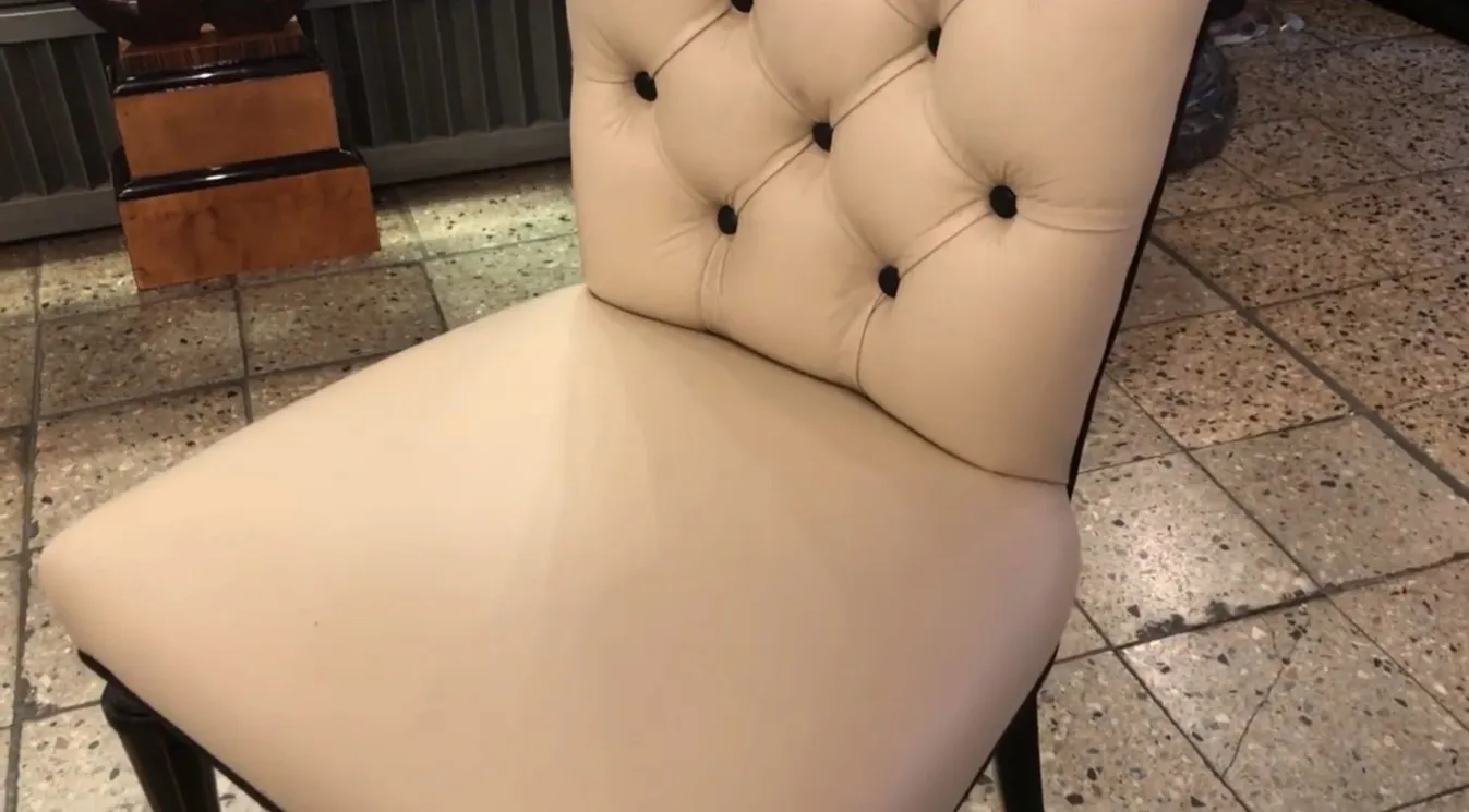 six chaises anciennes avec rembourrage clair, idéales à restaurer, dans un cadre accueillant