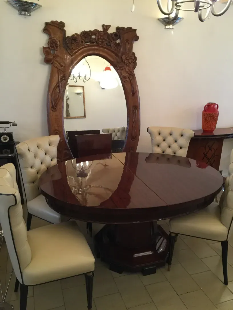 Seis sillas antiguas en un comedor elegante con decoración lujosa