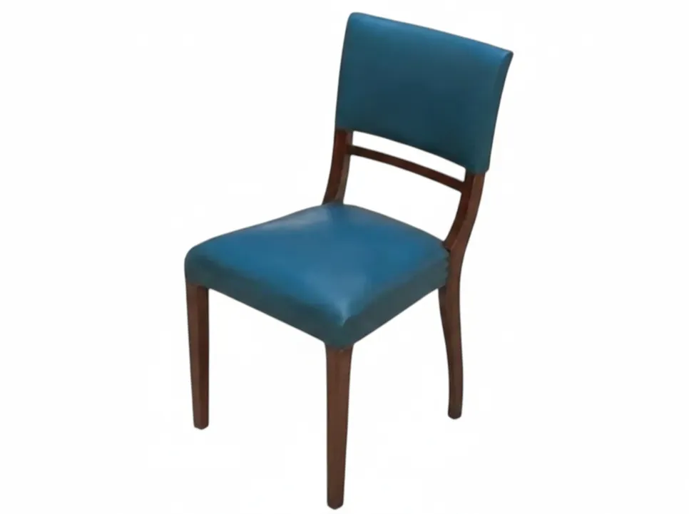 كراسي زرقاء قديمة للاستعادة ، خلفية بيضاء.