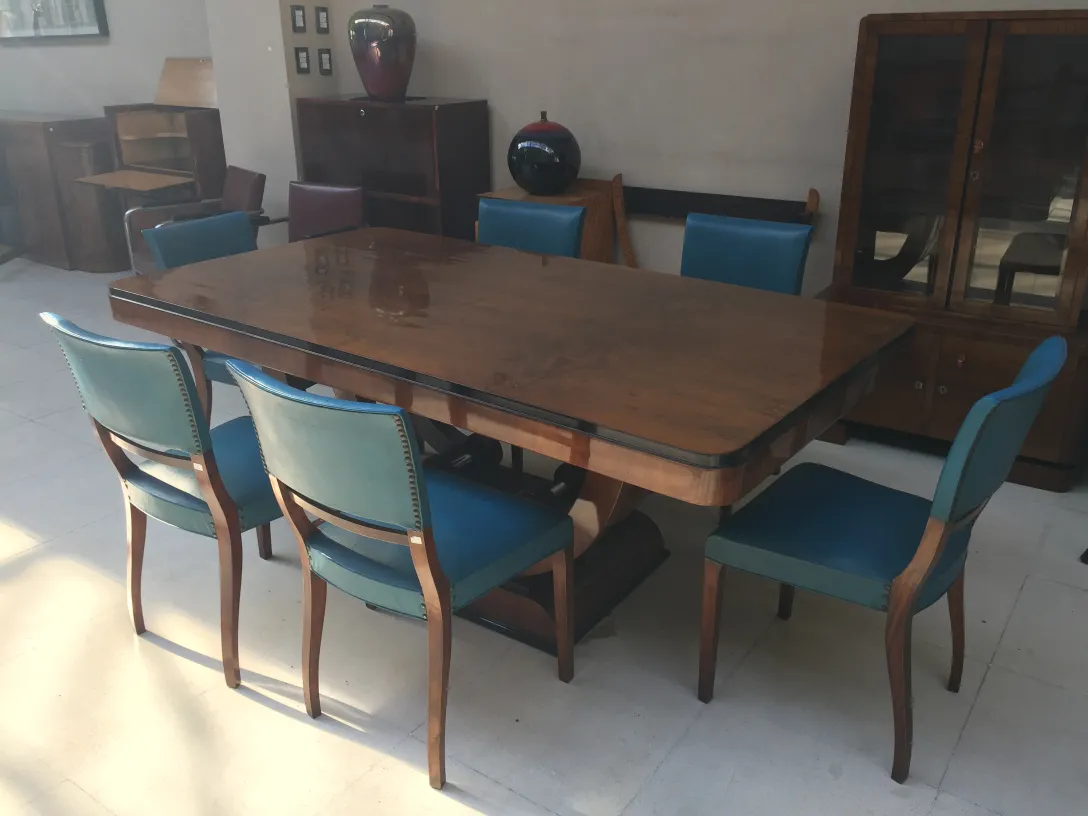 seis sillas antiguas con tapizado azul en un ambiente elegante