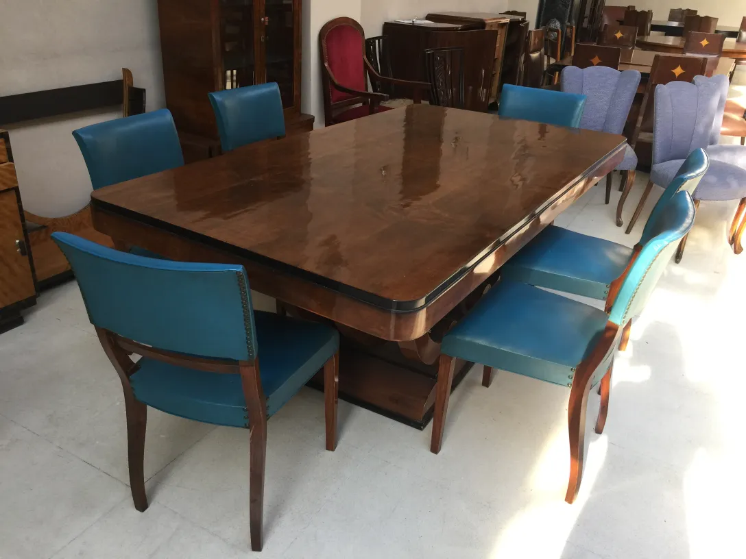 conjunto de seis cadeiras antigas para restaurar, com encostos azuis, em um ambiente de antiguidades