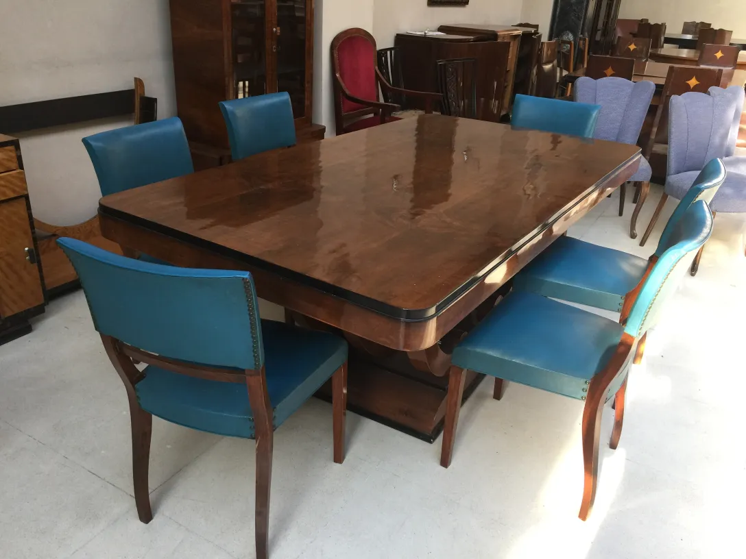 6 sillas antiguas para restaurar en un entorno elegante con mesa