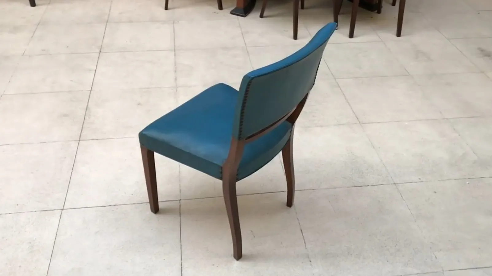 6 chaises anciennes de couleur bleue, dans un cadre de restauration