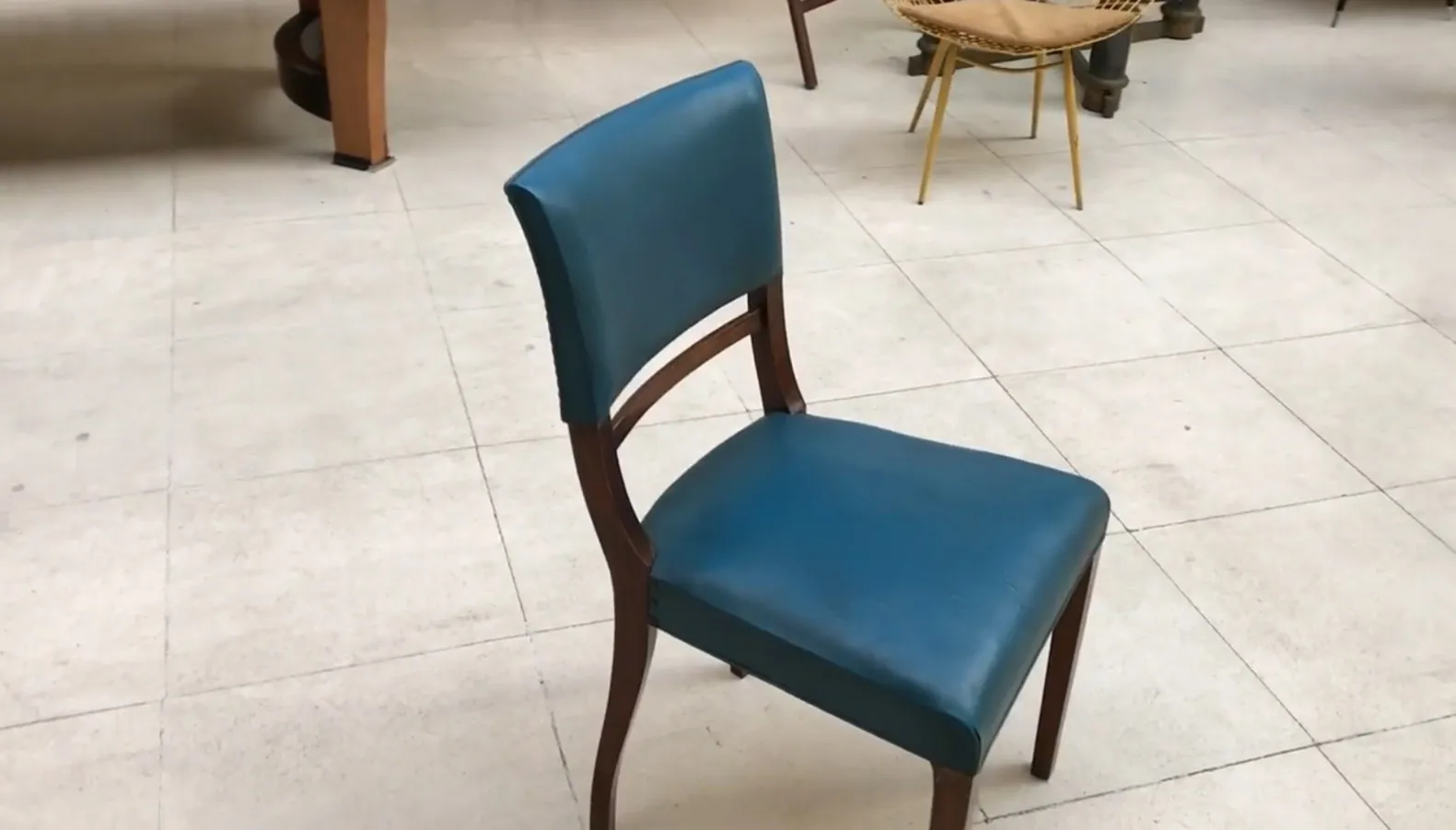 seis sillas antiguas de color azul en un ambiente neutral