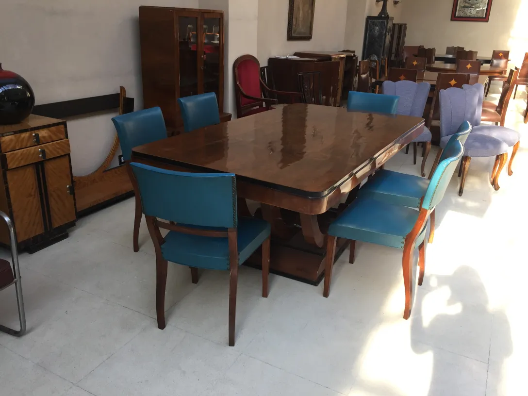 Conjunto de 6 sillas antiguas en un salón clásico, algunas restauradas