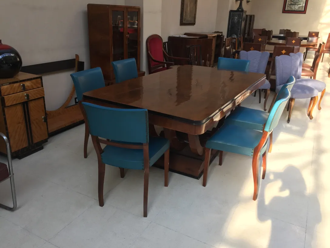 Conjunto de 6 sillas antiguas con tapizado color azul, ideales para restaurar. Ambientadas con otros muebles antiguos.