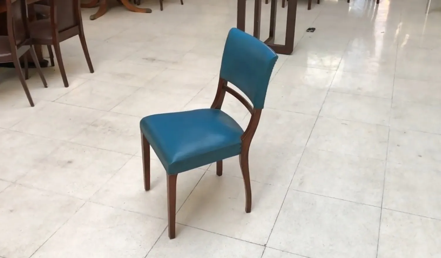 6 старинных синих стульев для реставрации в антикварной обстановке
