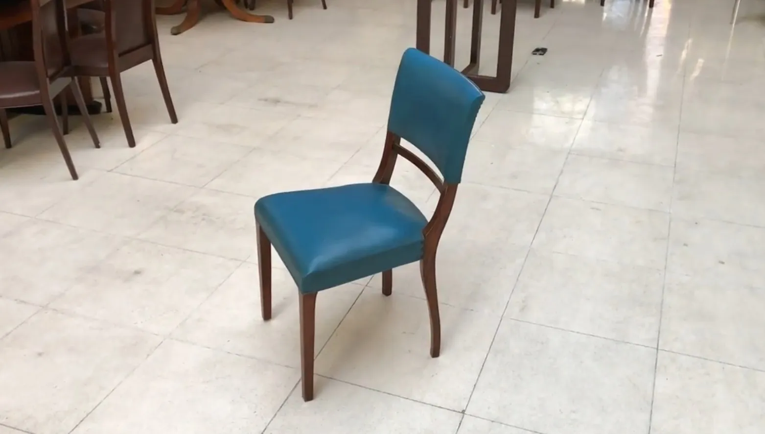 seis sillas antiguas en un ambiente moderno