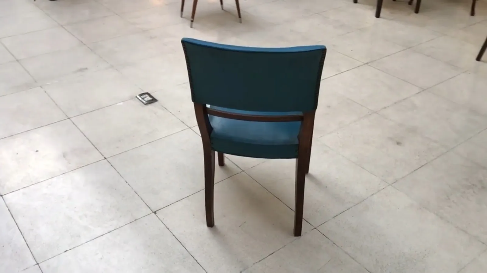 sei sedie antiche in un ambiente neutro