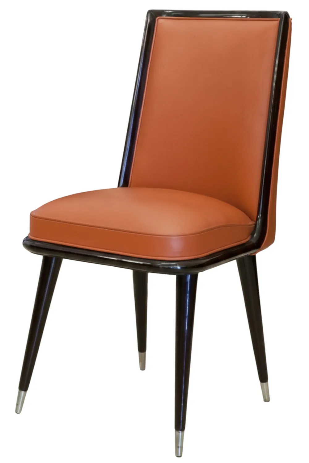 6 chaises anciennes à restaurer, avec un design élégant et un dossier confortable, dans un environnement accueillant.